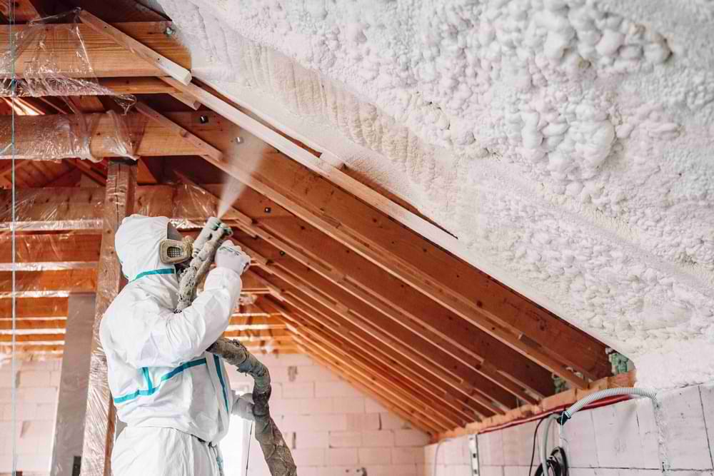 stříkaná izolace střechy